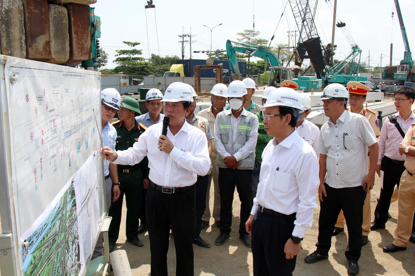 Chủ đầu tư báo cáo tiến độ dự án xây dựng hầm chui nút giao Nguyễn Văn Linh-Nguyễn Hữu Thọ. (Ảnh: Tiến Lực/TTXVN)