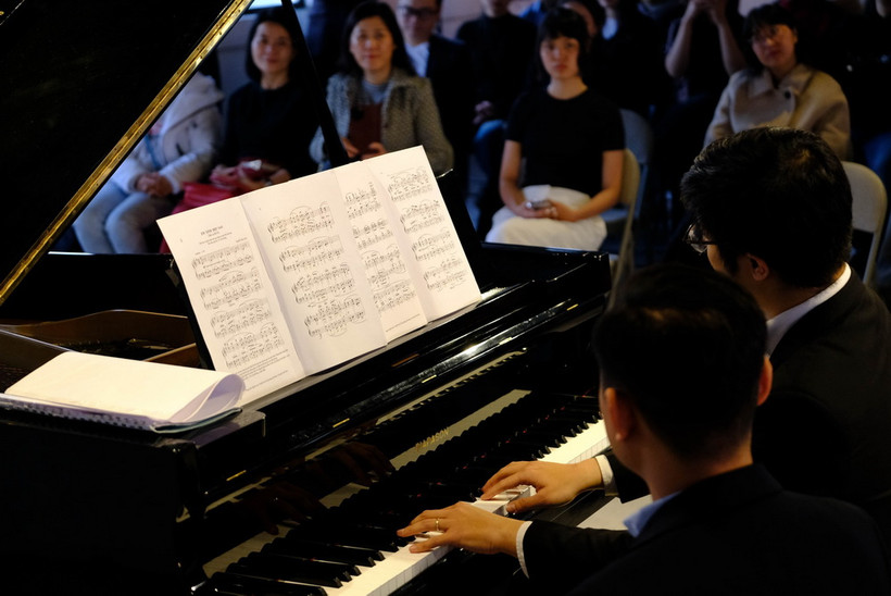 Chuỗi chương trình biểu diễn âm nhạc cổ điển sẽ kéo dài đến ngày 17/3 với nhiều loại nhạc cụ khác nhau như piano, kèn đồng, violin. (Ảnh: Nguyễn Dũng/TTXVN)