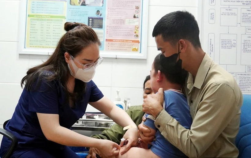 Cán bộ y tế tiêm huyết thanh kháng dại và vaccine phòng dại cho người dân. (Ảnh minh: TTXVN phát)