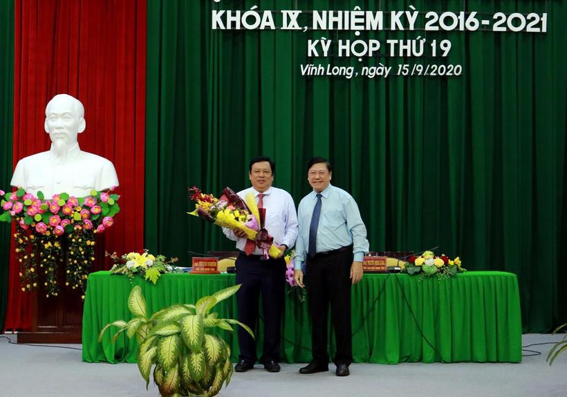 Bí thư Tỉnh ủy Vĩnh Long Trần Văn Rón tặng hoa chúc mừng Tân Phó Chủ tịch UBND tỉnh Vĩnh Long Nguyễn Văn Liệt. (Ảnh: Phạm Minh Tuấn/TTXVN)
