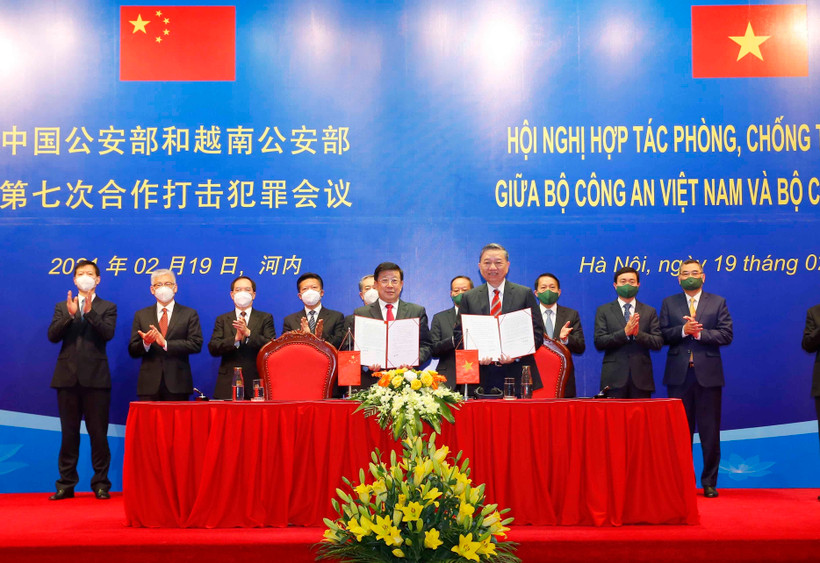 Đại tướng Tô Lâm, Bộ trưởng Công an Việt Nam và Bộ trưởng Bộ Công an Trung Quốc Triệu Khắc Chí ký kết Biên bản Hội nghị. (Ảnh: Doãn Tấn/TTXVN)