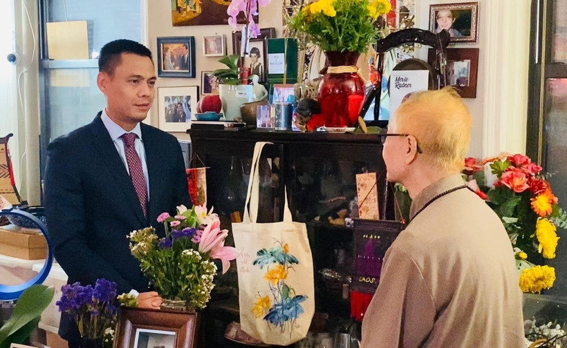 Đại sứ Đặng Hoàng Giang, Trưởng Phái đoàn Thường trực Việt Nam tại Liên hợp quốc (trái) và Tiến sỹ Ngô Thanh Nhàn, chồng bà Merle Ratner, tại buổi lễ. (Ảnh: Quang Huy/TTXVN)