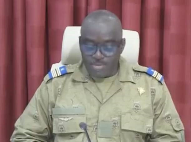 Người phát ngôn chính quyền quân sự Niger Amadou Abdramane phát biểu tại thủ đô Niamey. (Ảnh: Getty Images/TTXVN)