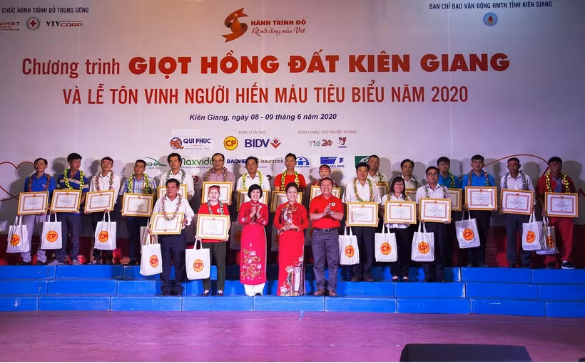 Trung ương Hội Chữ thập đỏ Việt Nam tặng Bằng khen những cá nhân tiêu biểu trong phong trào hiến máu tình nguyện tỉnh Kiên Giang. (Ảnh: Hồng Đạt/TTXVN)