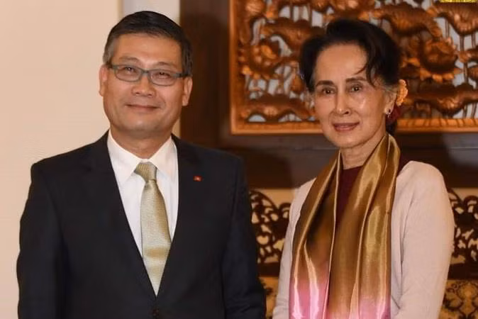 Đại sứ Việt Nam tại Myanmar Lý Quốc Tuấn chụp ảnh lưu niệm với Cố vấn Nhà nước Myanmar Aung San Suu Kyi. (Ảnh: TTXVN phát)