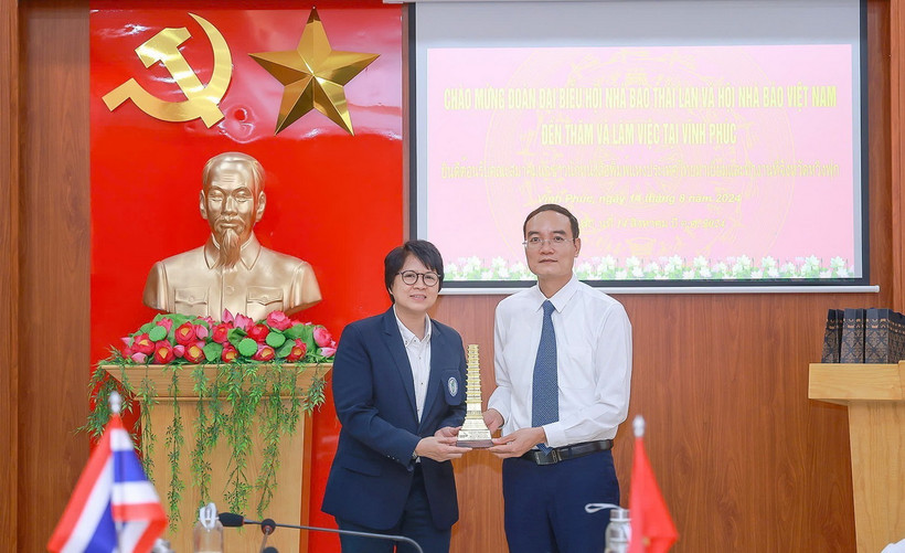 Hội Nhà báo tỉnh Vĩnh Phúc tặng quà lưu niệm cho Hội Nhà báo Thái Lan. (Ảnh: Nguyễn Thảo/TTXVN)