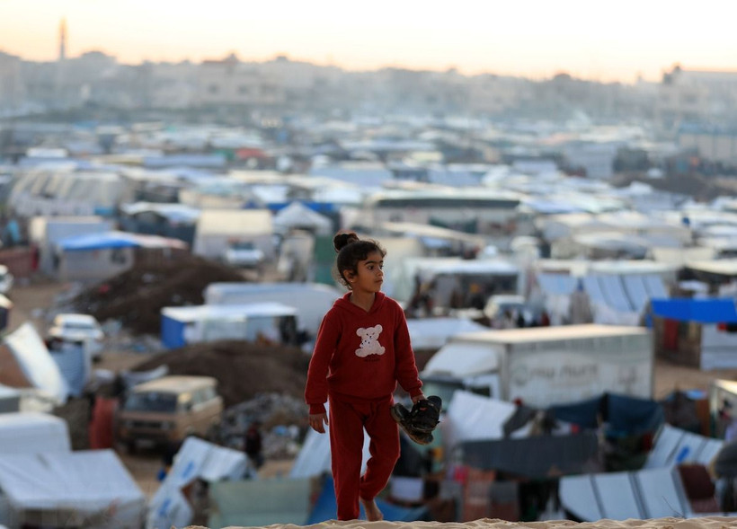 Một em nhỏ tại khu trại tạm cho người tị nạn Palestine ở thành phố Rafah, Dải Gaza. (Ảnh: THX/TTXVN) 