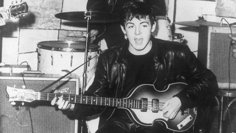 Paul McCartney cùng cây guitar bass Höfner. (Nguồn: Getty Images)