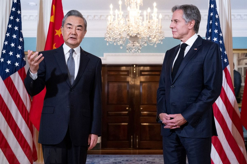Ngoại trưởng Trung Quốc Vương Nghị (trái) và người đồng cấp Mỹ Antony Blinken trong cuộc gặp ở Washington, DC ngày 26/10/2023. (Ảnh: AFP/TTXVN)