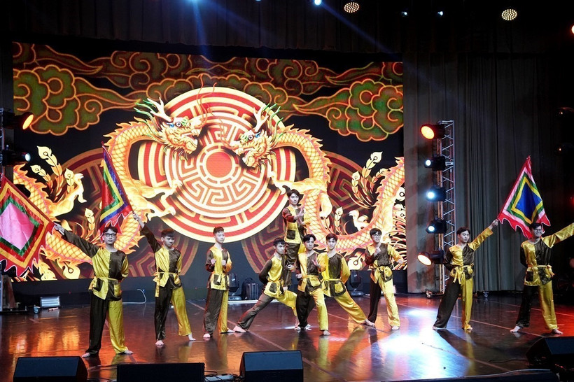 Tiết mục múa mở màn Chương trình. (Ảnh: Quang Vinh/TTXVN)