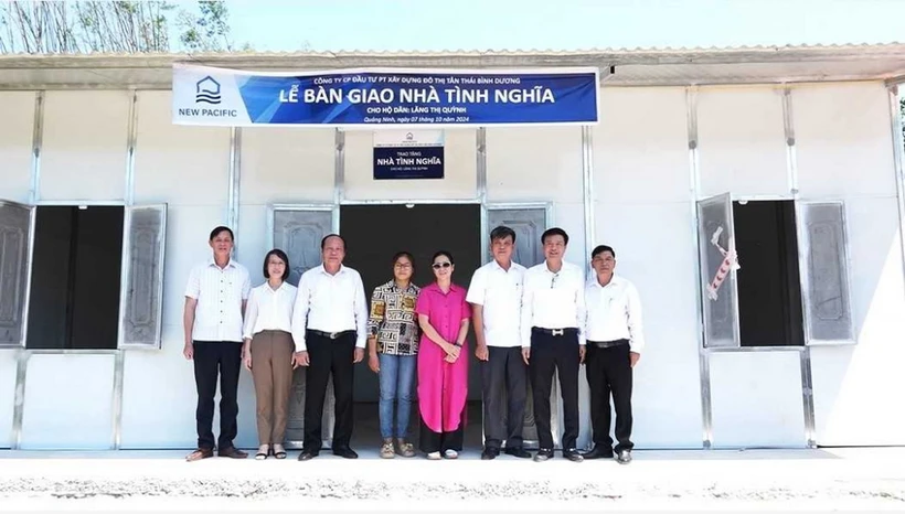 Các vị lãnh đạo bàn giao nhà tình nghĩa cho các hộ bị sập nhà hoàn toàn ở thôn Đài Van, xã Đài Xuyên do chịu ảnh hưởng thiệt hại của bão số 3. (Nguồn: báo Quảng Ninh)