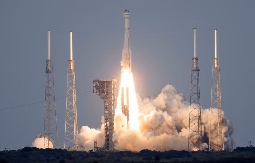 Tên lửa đẩy Atlas V mang theo tàu vũ trụ CST-100 Starliner của Hãng Boeing rời bệ phóng tại Trạm không quân Mũi Canaveral ở Florida, Mỹ ngày 19/5/2022. (Ảnh: AFP/TTXVN)