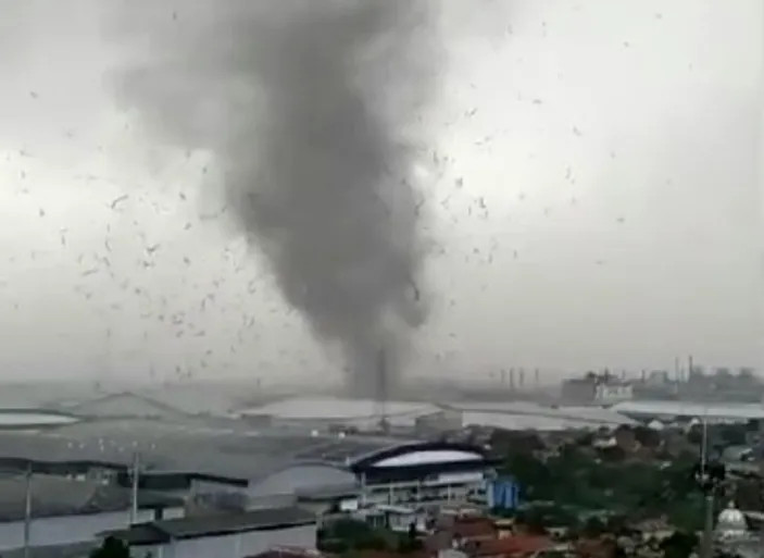 Hình ảnh ghi lại cơn lốc xoáy chưa từng có tại Indonesia. (Nguồn: Kabar-Sumedang)