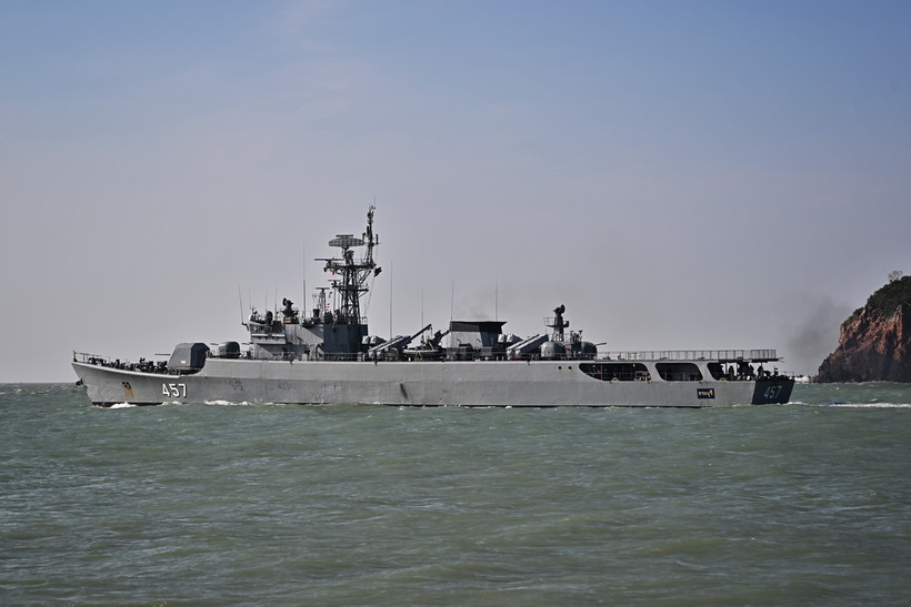 Tàu HTMS Kraburi tham gia chiến dịch tìm kiếm các thủy thủ trong vụ chìm tàu hộ tống HTMS Sukhothai ngày 20/12/2022. (Ảnh: AFP/TTXVN)