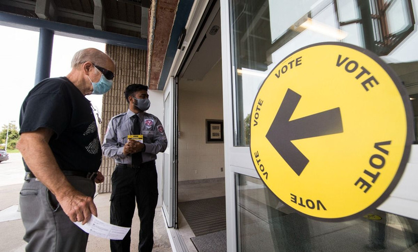 Cử tri xếp hàng tại một điểm bầu cử tại Mississauga, Ontario, Canada, trong cuộc tổng tuyển cử năm 2021. (Ảnh: THX/TTXVN)