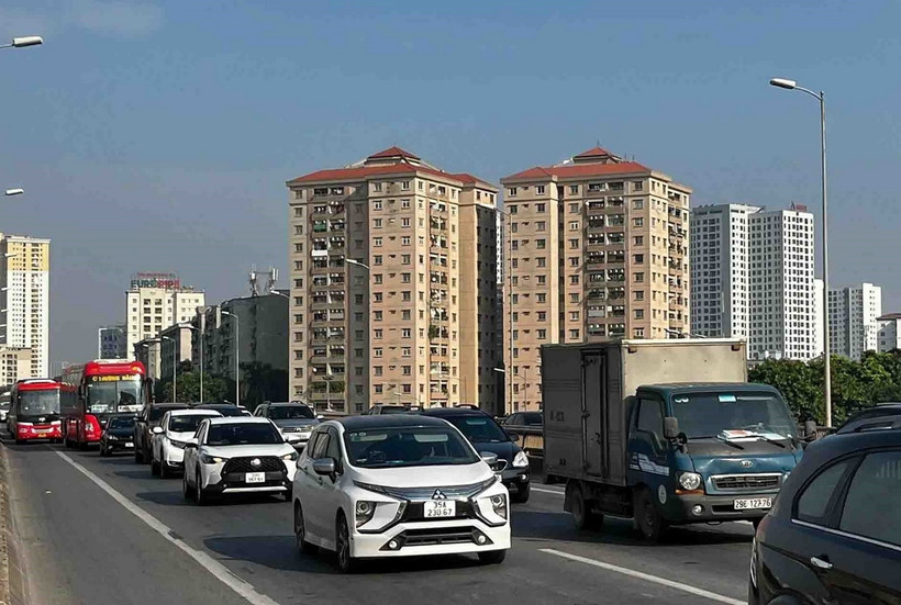 Các phương tiện di chuyển trên đường Vành đai 3 hướng ra khỏi trung tâm Thủ đô. (Ảnh: Phạm Kiên/TTXVN)
