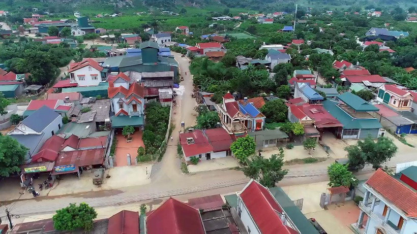 Điểm đấu nối giữa tỉnh lộ 113 đoạn qua bản Mé Lếch với Quốc lộ 6 (cũ) bị thắt nút cổ chai vì chưa giải phóng được mặt bằng. (Ảnh: Hữu Quyết/TTXVN)