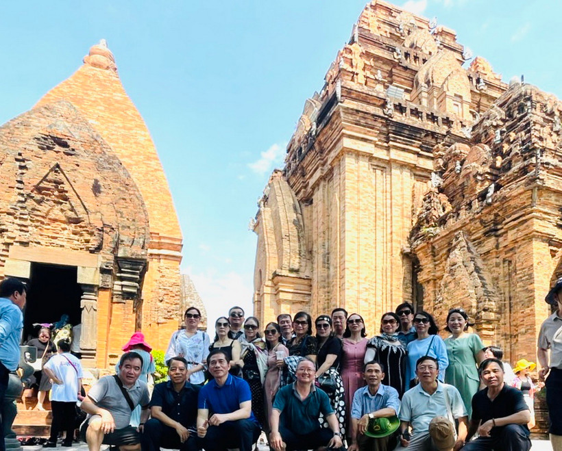 Du khách lưu lại khoảnh khắc khi tham quan Tháp bà Ponagar, thành phố Nha Trang, tỉnh Khánh Hòa. (Ảnh: Vietnam+)