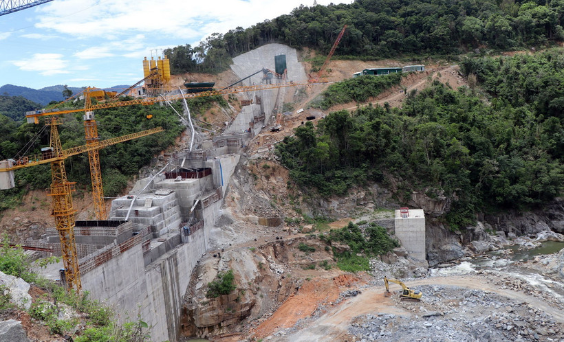 Đập nhà máy là một trong những hạng mục chính mới thi công được 70% khối lượng. (Ảnh: Cao Nguyên/TTXVN)