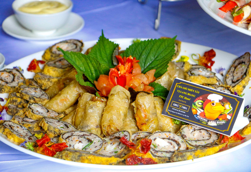 Món chả giò miền Tây hương vị Langbiang của Nhà hàng Grill & Chill (Cần Thơ). (Ảnh: Thanh Liêm/TTXVN)