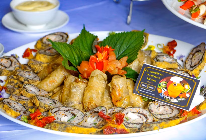 Món chả giò miền Tây hương vị Langbiang của Nhà hàng Grill & Chill (Cần Thơ). (Ảnh: Thanh Liêm/TTXVN)