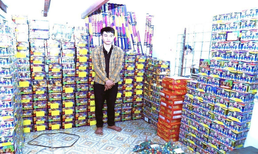 Đối tượng Lê Nguyễn Thanh Huy cùng tang vật. (Ảnh: TTXVN phát)