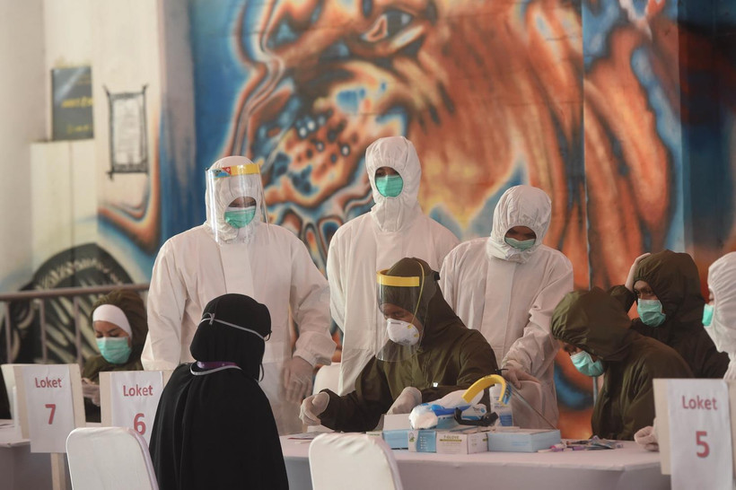 Nhân viên y tế làm nhiệm vụ tại một trạm xét nghiệm nhanh COVID-19 ở Jakarta của Indonesia ngày 6/5 vừa qua. (Ảnh: THX/TTXVN)