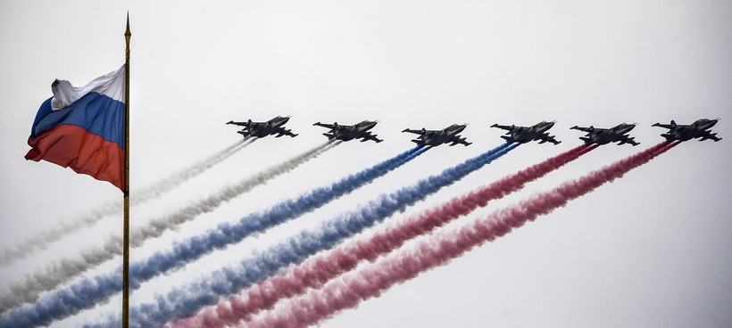 Máy bay Sukhoi Su-25 của Nga thả làn khói biểu trưng cho màu sắc quốc kỳ Nga trong lễ diễu binh qua điện Kremlin và Quảng trường đỏ ở Moskva, nhân kỷ niệm 75 năm Ngày chiến thắng phát xít Đức, ngày 9/5. (Ảnh: AFP/TTXVN)