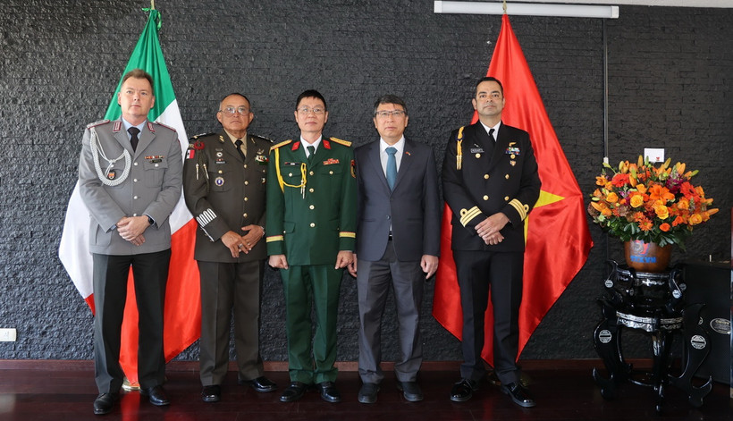 Đại sứ Việt Nam được bổ nhiệm tại Mexico Nguyễn Văn Hải chụp ảnh cùng quan khách tại Lễ ra mắt Văn phòng Tùy viên Quốc phòng Việt Nam tại Mexico. (Ảnh: Phi Hùng/TTXVN)