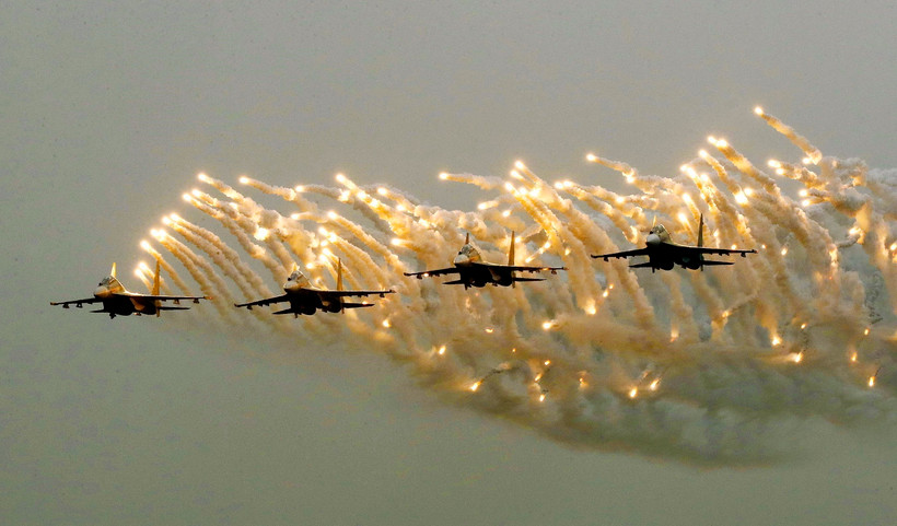 Su30-MK2 trình diễn ''Bắn đạn nhiễu bẫy tên lửa''​ tại lễ khai mạc. (Ảnh: TTXVN phát)