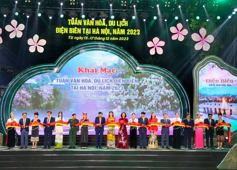 Các đại biểu thực hiện nghi thức cắt băng khai mạc. (Ảnh: Tuấn Đức/TTXVN)