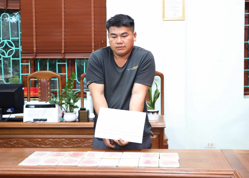 Đối tượng Cứ A Anh và tang vật 16 bánh heroin. (Ảnh: Nguyễn Oanh/TTXVN) 