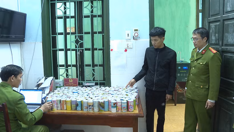 Công an huyện Lâm Thao bắt giữ đối tượng chế tạo pháo nổ trái phép cùng tang vật. (Nguồn: Báo Phú Thọ)