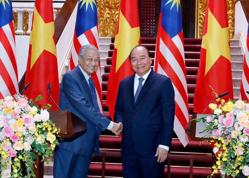 Thủ tướng Nguyễn Xuân Phúc và Thủ tướng Malaysia Mahathir Mohamad chủ trì buổi họp báo. (Ảnh: Thống Nhất/TTXVN)