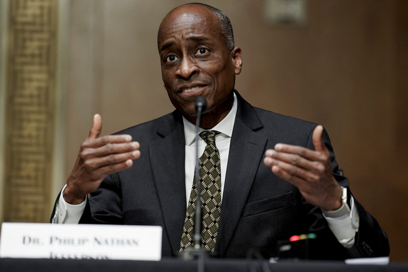 Thống đốc Fed Philip Jefferson phát biểu tại phiên điều trần ở Washington, DC, Mỹ. (Ảnh: AFP/TTXVN)