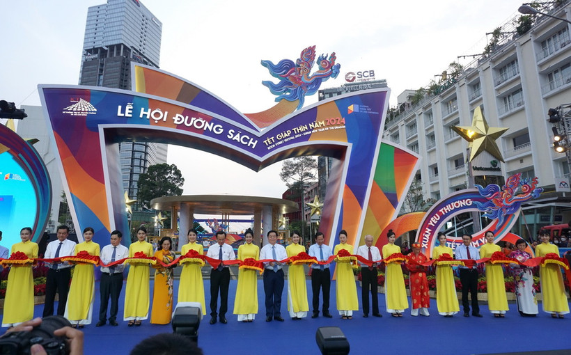 Các đại biểu thực hiện nghi thức cắt băng khai mạc Lễ hội Đường sách Tết Giáp Thìn 2024. (Ảnh: Thu Hoài/TTXVN)