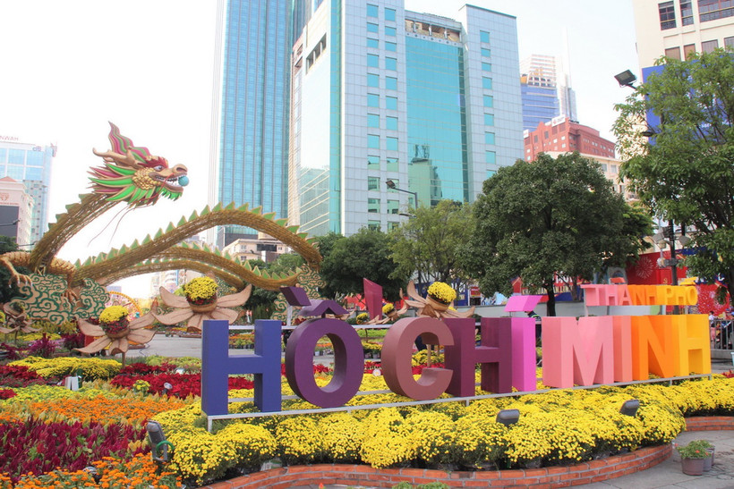 Linh vật Rồng ở cổng kết gắn với biểu tượng Thành phố mang tên Bác. (Ảnh: Mỹ Phương/TTXVN)