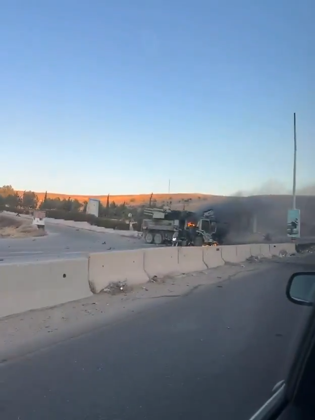 Hệ thống phòng không Pantsir-S1 của Nga cháy dữ dội trên đường tới Damascus