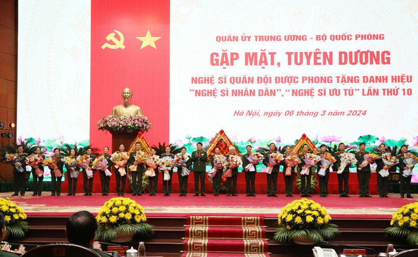 Đại tướng Lương Cường tặng hoa chúc mừng các nghệ sĩ vừa được Nhà nước phong tặng danh hiệu “Nghệ sỹ Nhân dân,” “Nghệ sỹ Ưu tú” lần thứ 10. (Ảnh: Hồng Pha/TTXVN phát)