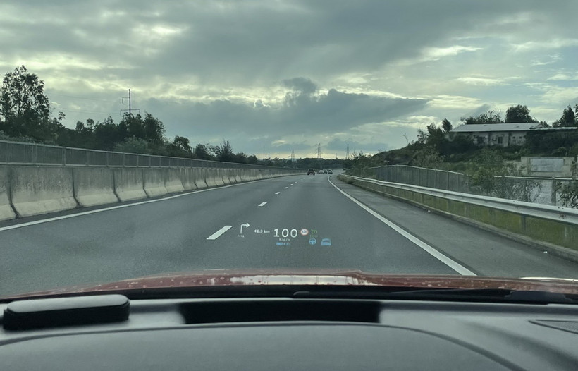 Tính năng ADAS được kích hoạt và hiển thị trên màn hình HUD trong xe VF 8 (Nguồn: Phan Anh).