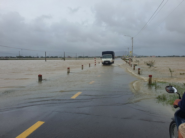 Một số đoạn đường ở Bình Định bị ngập nước. (Ảnh: Sỹ Thắng/TTXVN)