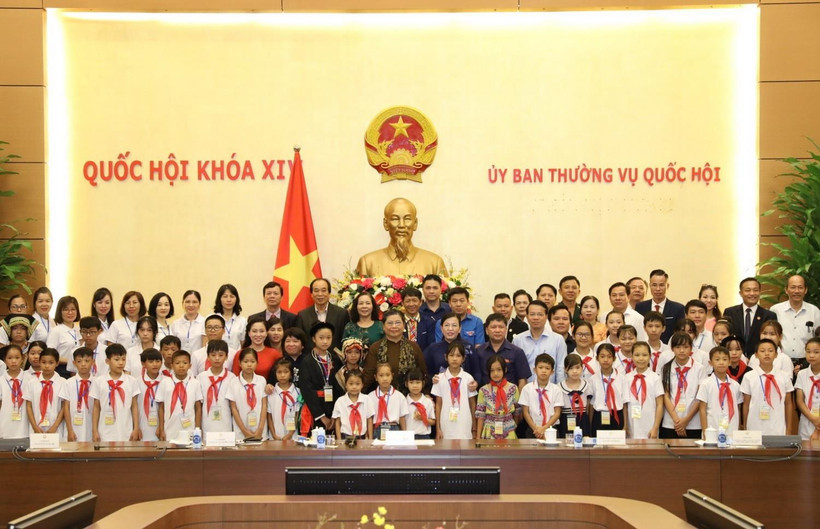 Phó Chủ tịch Thường trực Quốc hội Tòng Thị Phóng với các đại biểu cùng các em học sinh mồ côi, khuyết tật tỉnh Thái Nguyên. (Ảnh: Văn Điệp/TTXVN)