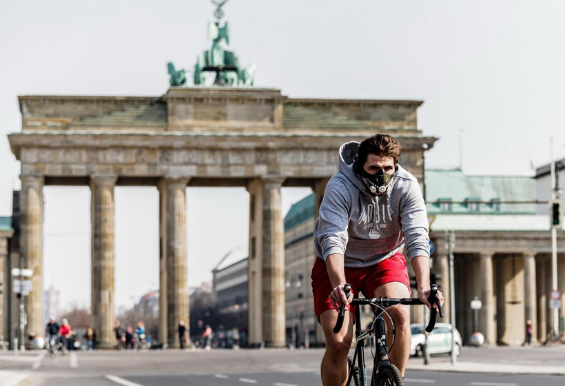 Cảnh vắng lặng gần Cổng Brandenburger ở Berlin, Đức khi lệnh hạn chế ra đường được ban hành nhằm ngăn dịch COVID-19 lây lan, ngày 28/3 vừa qua. (Ảnh: THX/TTXVN)