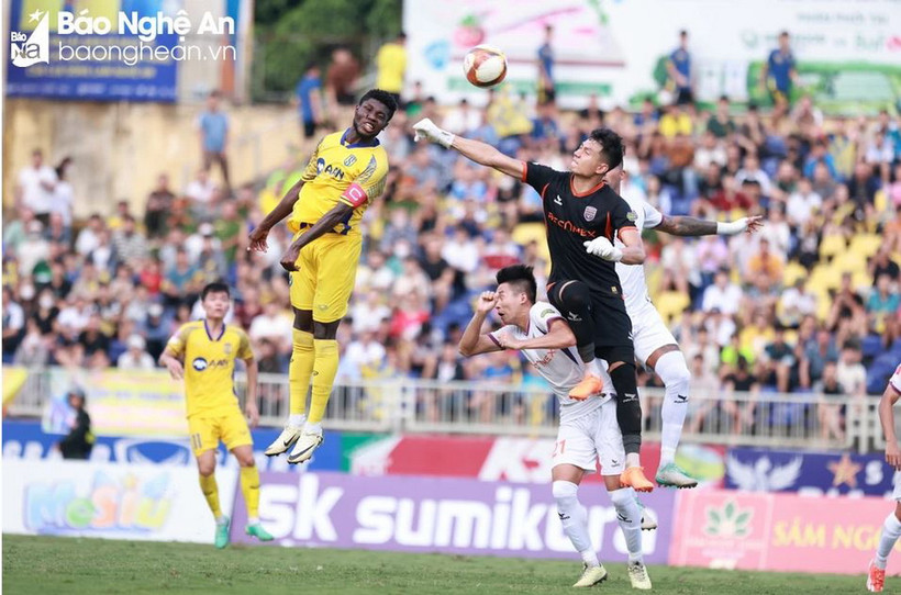 Olaha đánh đầu bật cao đánh đầu ghi bàn. (Nguồn: báo Nghệ An)