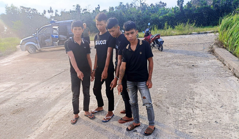 Bốn thanh thiếu niên cùng hung khí gây ra vụ cướp tài sản của du khách trên núi Đại Bình. (Ảnh: TTXVN phát)