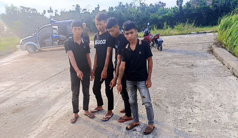 Bốn thanh thiếu niên cùng hung khí gây ra vụ cướp tài sản của du khách trên núi Đại Bình. (Ảnh: TTXVN phát)