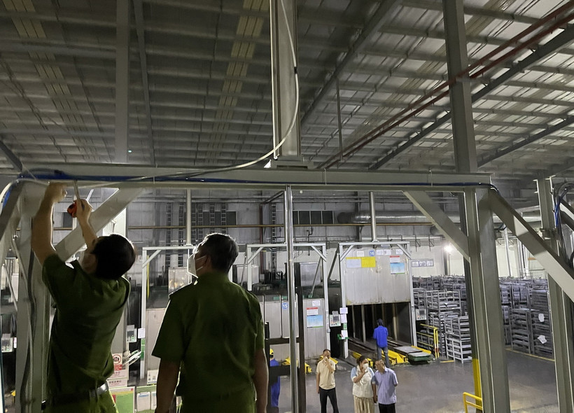 Lực lượng chức năng khám nghiệm hiện trường nơi chị Võ Thị Ngọc A., công nhân Công ty Leoch Super Power-Khu Công nghiệp Becamex Bình Phước tử vong chiều tối 25/5. (Ảnh: TTXVN phát)