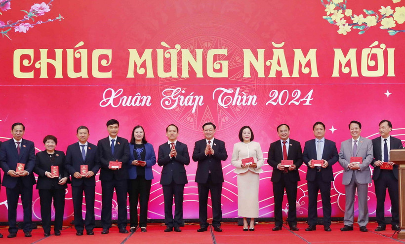 Chủ tịch Quốc hội Vương Đình Huệ chúc mừng năm mới các đại biểu. (Ảnh: Nhan Sáng/TTXVN)