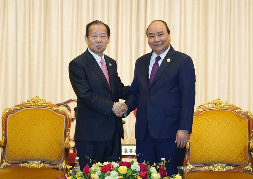 Thủ tướng Nguyễn Xuân Phúc tiếp ông Toshihiro Nikai, Tổng Thư ký Đảng Dân chủ Tự do của Nhật Bản (LDP), đồng thời là Chủ tịch Liên minh nghị sỹ Nhật-Việt. (Ảnh: Thống Nhất/TTXVN)