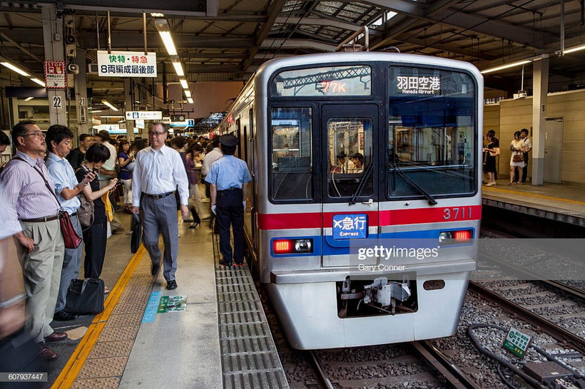 Tàu Keikyu Line tại ga ở Tokyo của Nhật Bản. (Nguồn: Getty Images)
